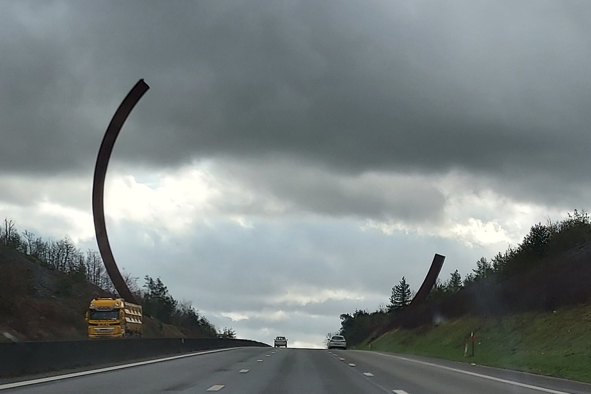 Bernar Venet, Arc Majeur, beside the E411 motorway in the Belgian Ardennes. Speculos, via Wikimedia Commons, CC BY-SA 4.0.