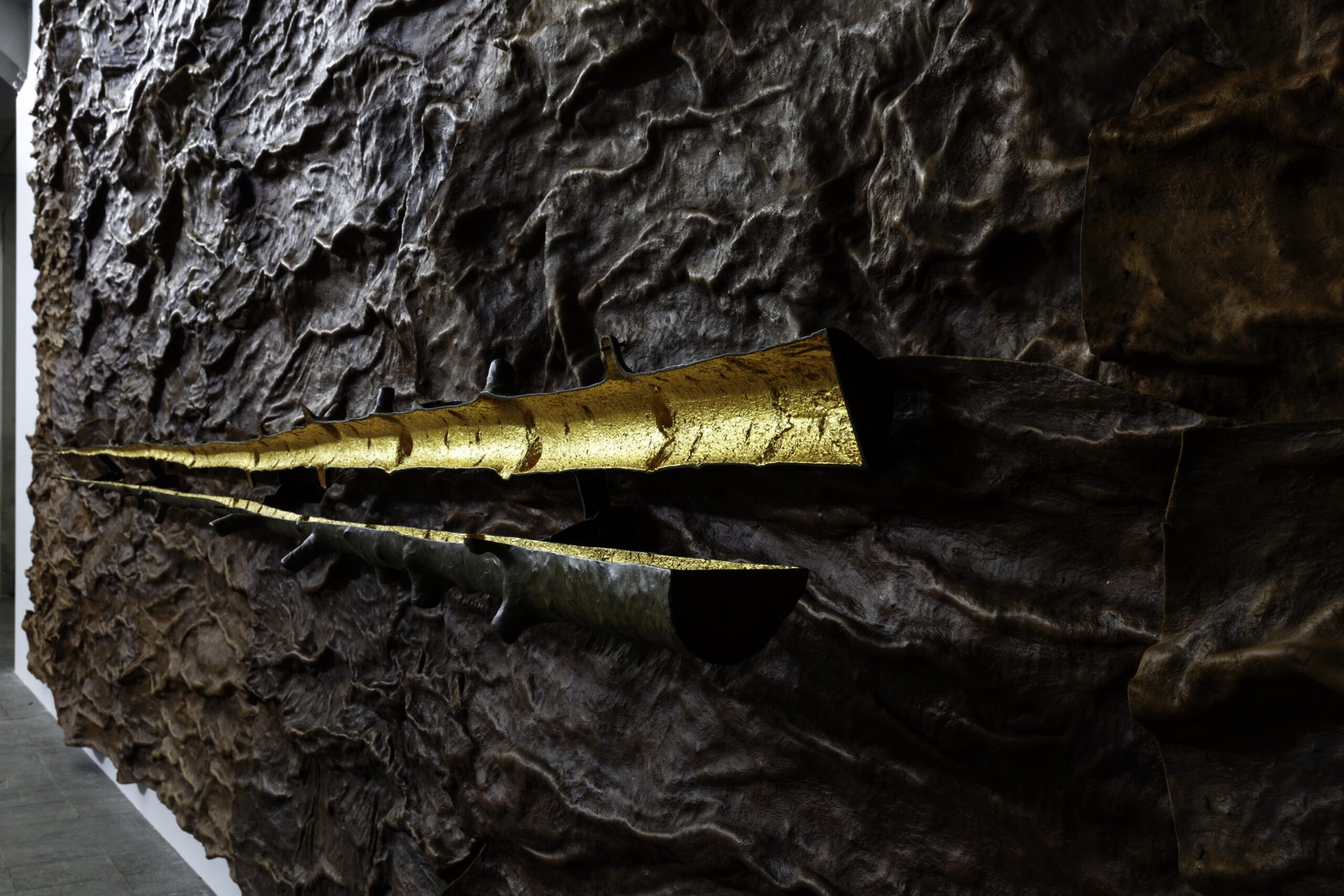 Giuseppe Penone, Scrigno (Casket), 2007. Leather and gilded bronze. © Archivio Penone.