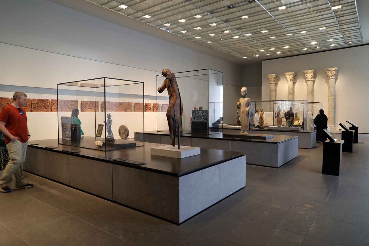 A gallery in the chronological displays at Louvre Abu Dhabi, 2023. Francesco Bini, via Wikimedia Commons, CC BY-SA 4.0.