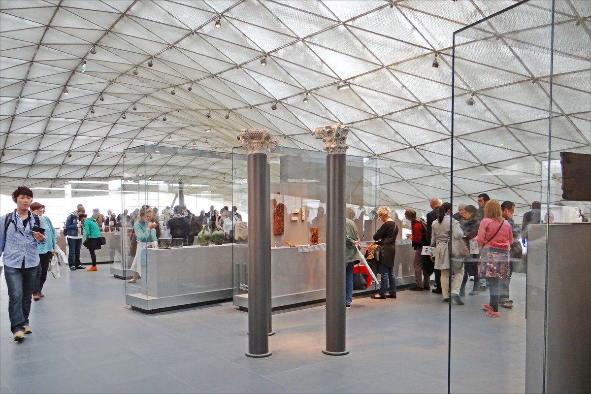 The galleries of the Department of Islamic Arts at the Musée du Louvre, Paris, 2012. Jean-Pierre Dalbéra, via Wikimedia Commons, CC BY 2.0.