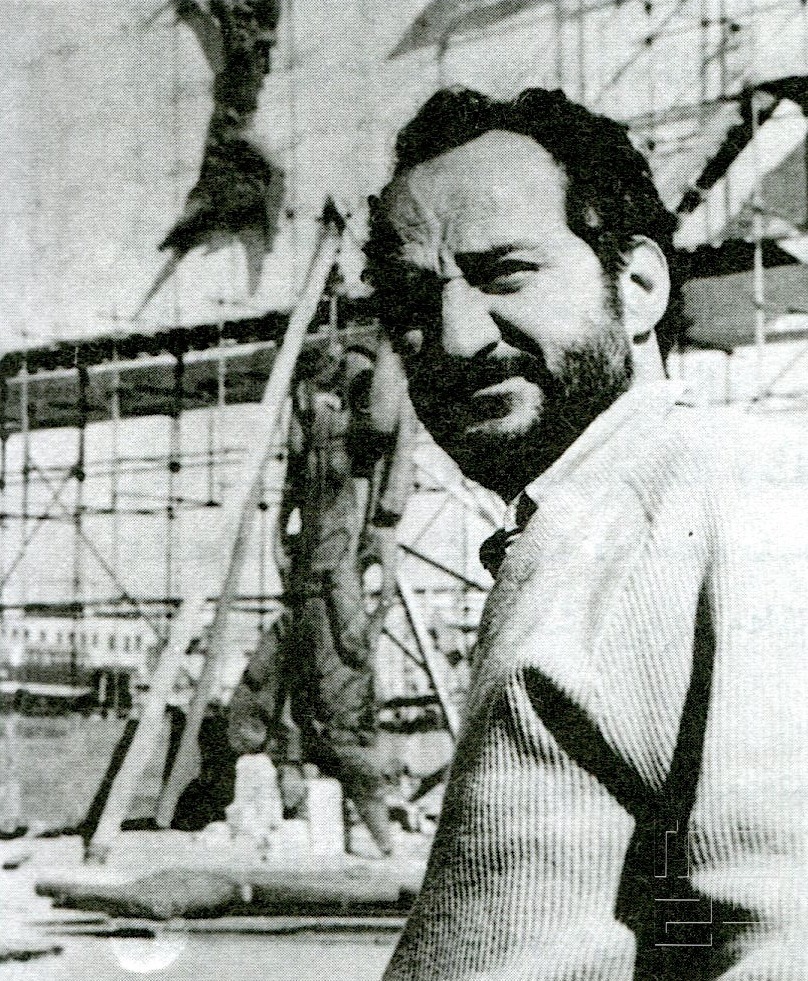 Jewad Selim in front of the Freedom Monument while under construction, Baghdad, 1961. Unknown photographer, via Wikimedia Commons, public domain.