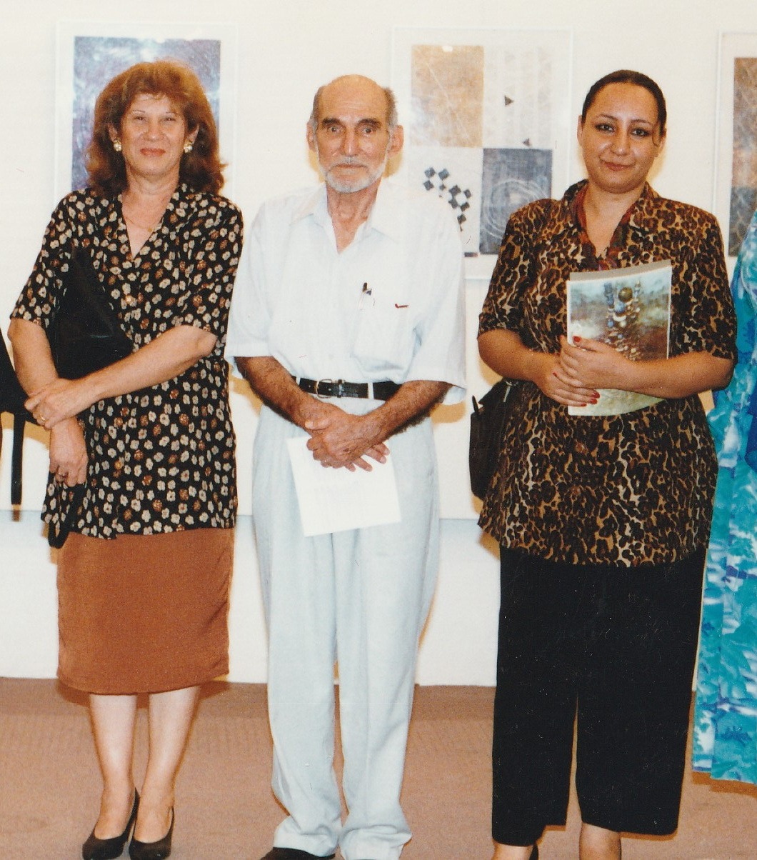 Shakir Hassan Al Said (centre) at the Saddam Art Center, Baghdad, 1999. Neuroforever, via Wikimedia Commons, CC BY-SA 4.0.