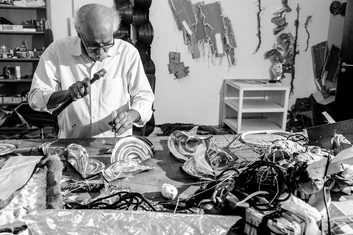 Hassan Sharif (1951-2016) in his studio. Photo: Sirclz, via Wikimedia Commons, CC BY-SA 4.0.