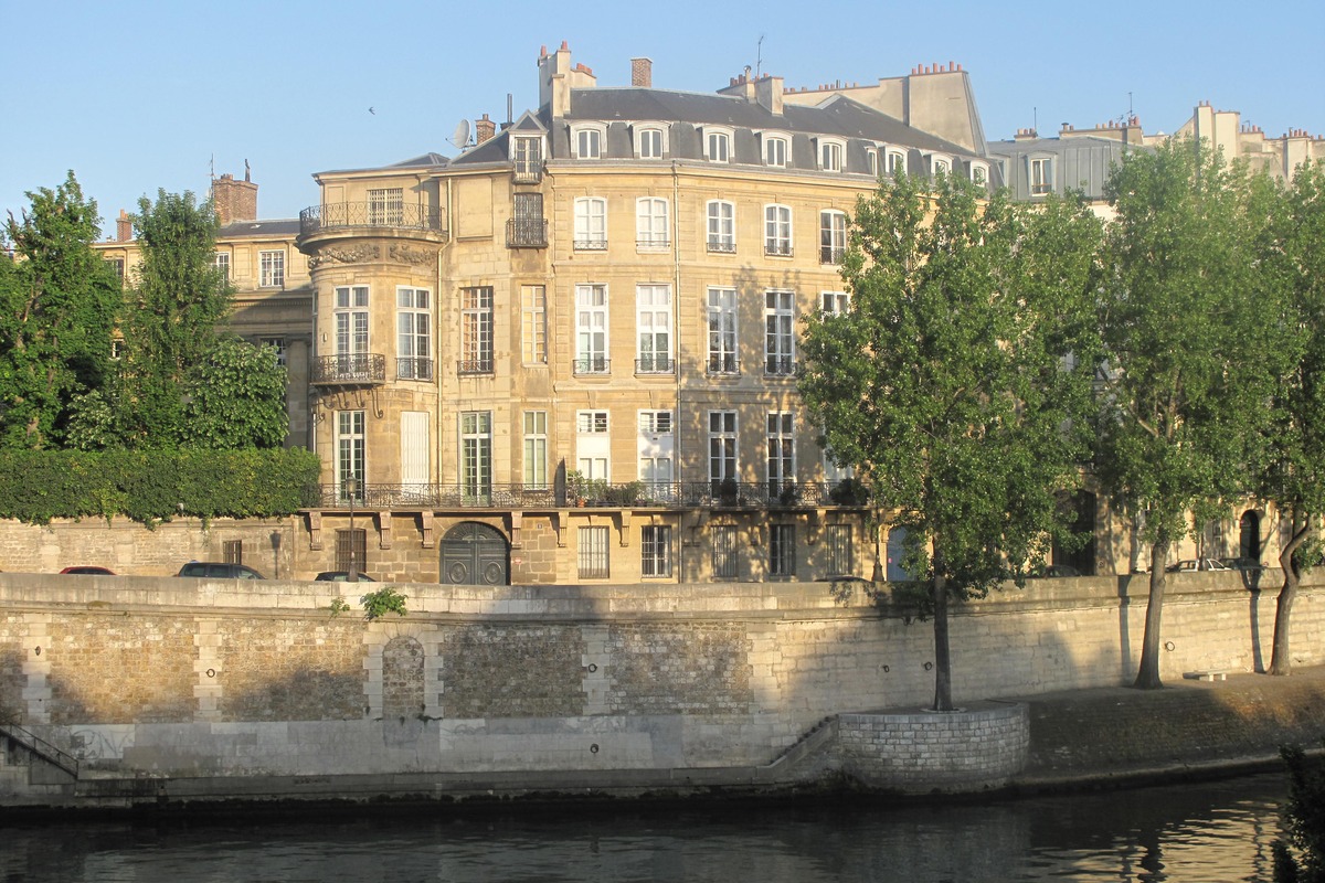 The Hôtel Lambert on the Île Saint-Louis, Paris, 2010. Photo: Tangopaso, via Wikimedia Commons, public domain.