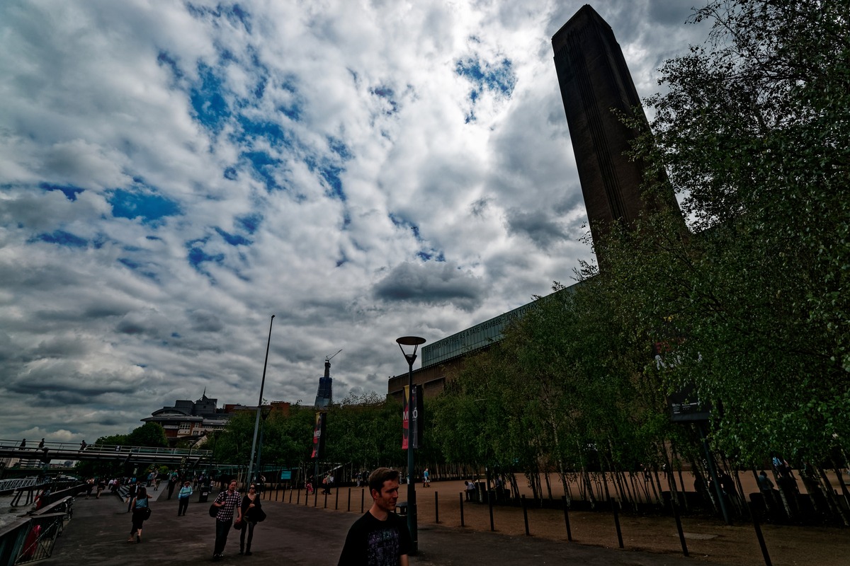 Tate Modern from the Jubilee Walkway on Bankside, London, 2011. Photo: Txllxt TxllxT, via Wikimedia Commons, CC BY-SA 4.0.